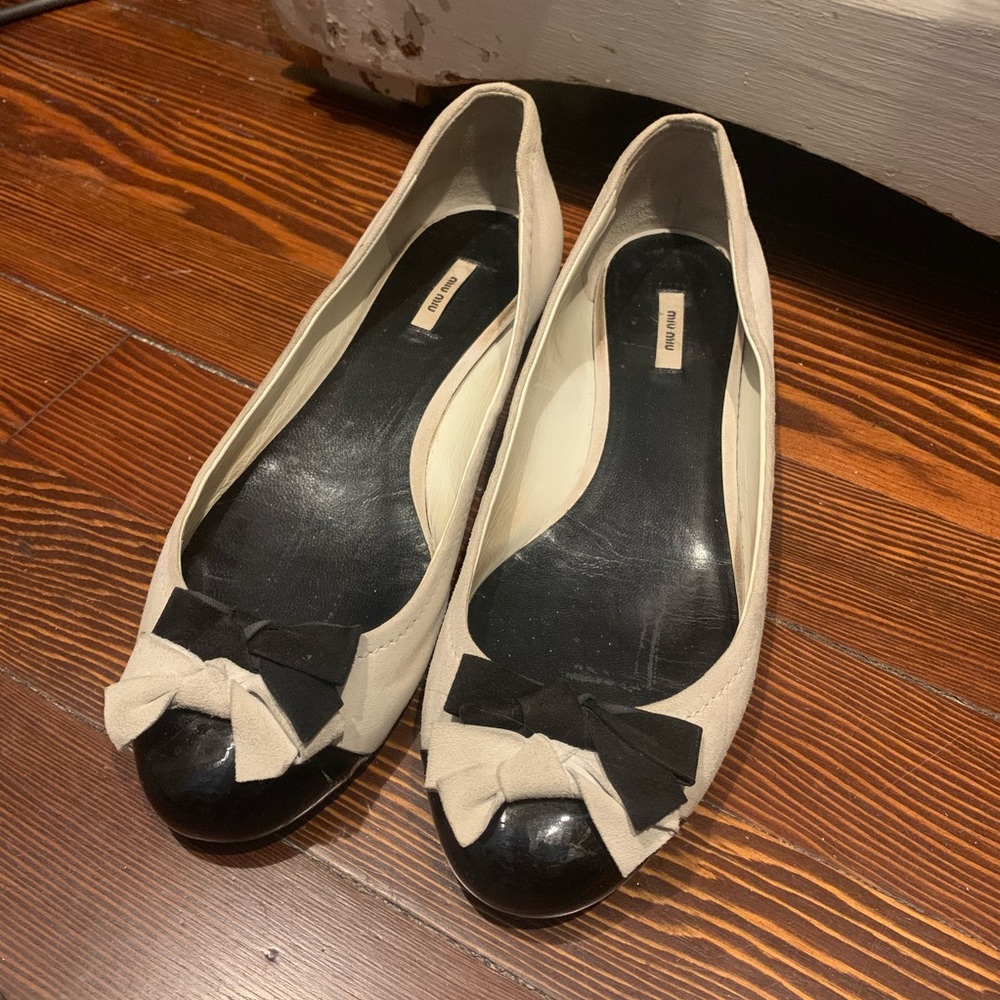 MIU MIU Wht/Blk Suede and Patent Leather Toe sz 36
